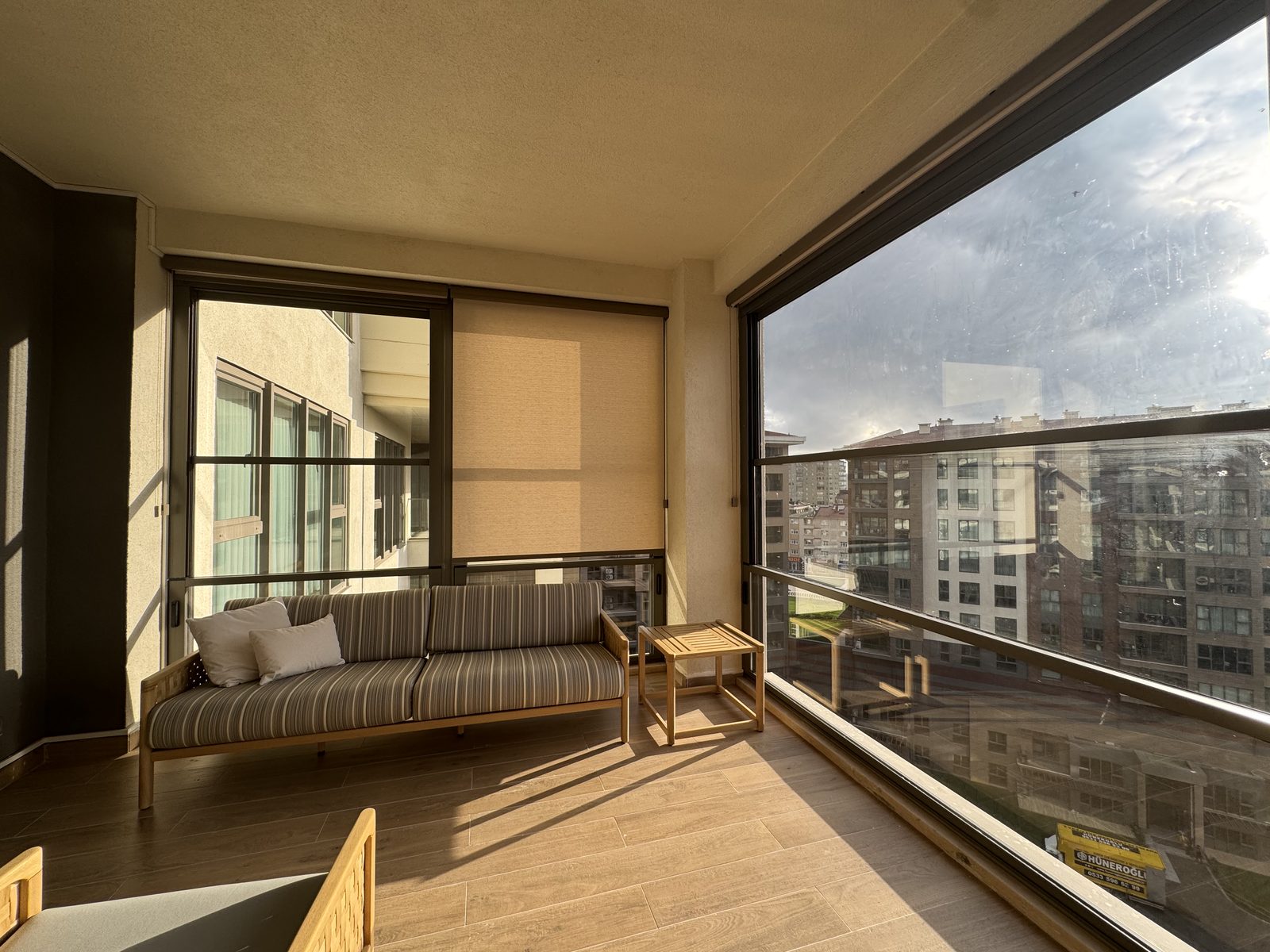Limonlu Bahçe Konakları 4+1 Ev — Kapalı balkon ve oturma odası