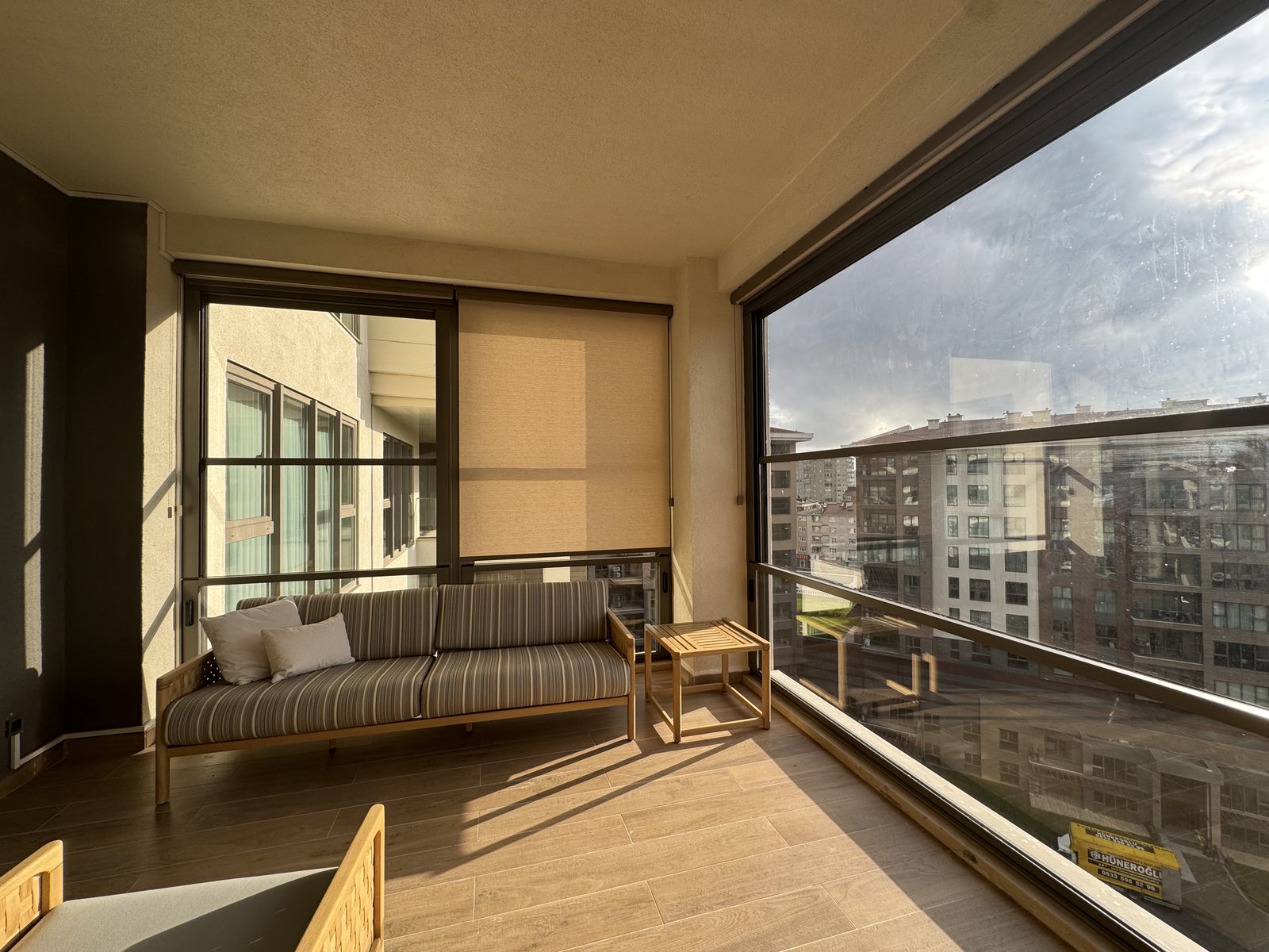 Limonlu Bahçe Konakları 4+1 Ev — Kapalı balkon ve oturma odası