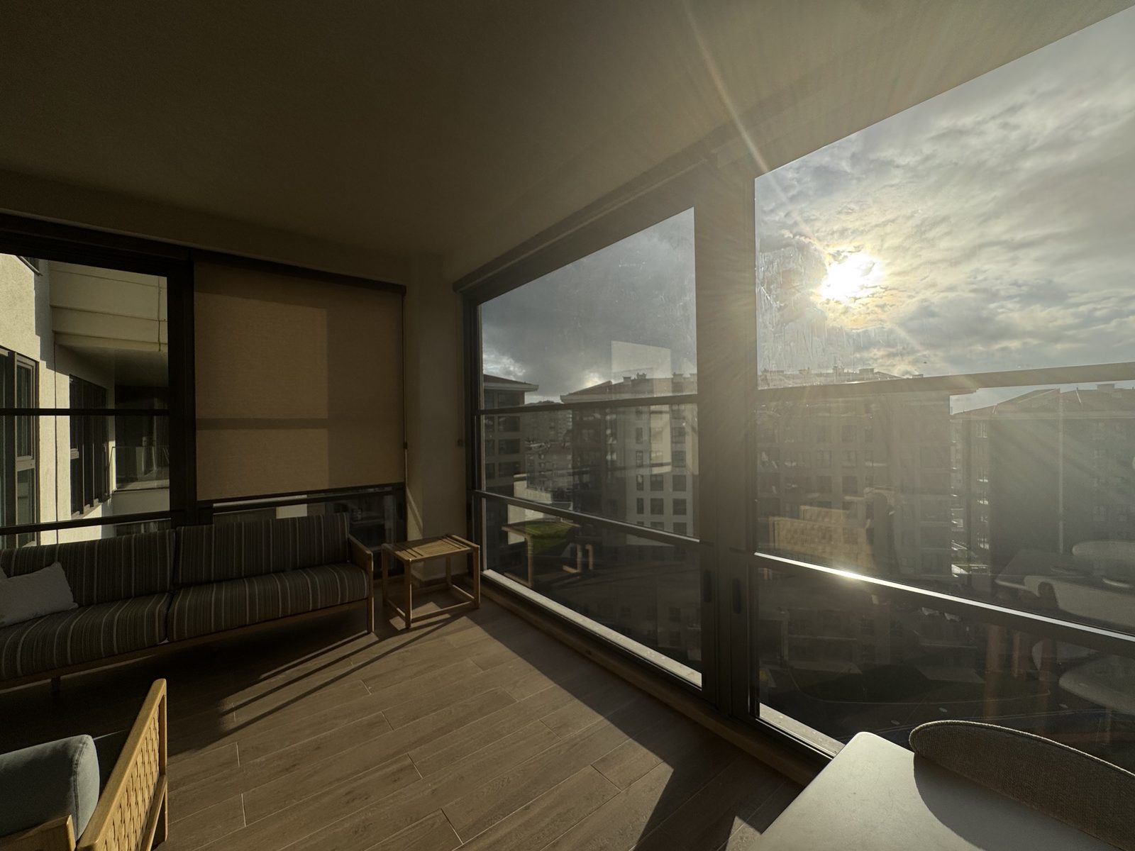 Limonlu Bahçe Konakları 4+1 Ev — Kapalı balkon ve oturma odası